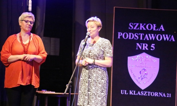 Od lewej: Małgorzata Martyniak ("Wielkie Serce") i Alicja Łach (SP nr 5) podczas podsumowania projektu