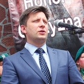 Michał Dworczyk jest parlamentarzystą PiS ziemi wałbrzyskiej.  Od 23 LAT intensywnie (był tam 260 razy) współpracuje z Polakami na Ukrainie i z Ukraińcami. 