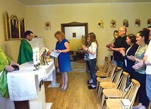 ▲	Dorota Rędzia (w środku) odbiera dyplom i dołącza do grona absolwentów Diecezjalnego Studium Organistowskiego.