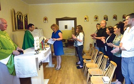 ▲	Dorota Rędzia (w środku) odbiera dyplom i dołącza do grona absolwentów Diecezjalnego Studium Organistowskiego.