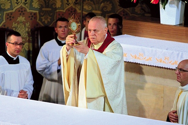 Bp Zbigniew Kiernikowski po raz pierwszy ukazuje wiernym relikwiarz z fragmentem konsekrowanej Hostii przemienionej w wydarzeniu eucharystycznym.