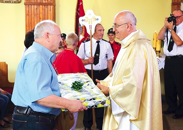 ▲	W ciągu 30 lat posługi w Szymankowie ksiądz Stanisław Gruca ochrzcił 650 dzieci, udzielił 206 ślubów, przygotował i doprowadził do sakramentu bierzmowania 535 osób oraz celebrował 348 Mszy pogrzebowych.