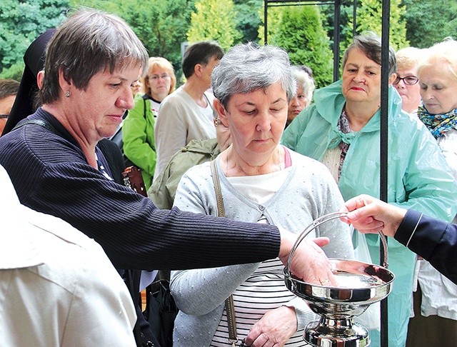 ▲	U progu sanktuarium na Górze Chełmskiej matki odnowiły swój chrzest.