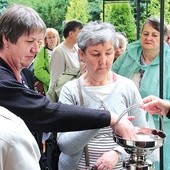 ▲	U progu sanktuarium na Górze Chełmskiej matki odnowiły swój chrzest.