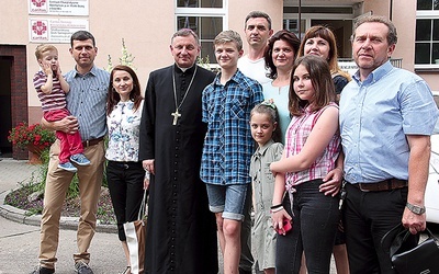 Bp Zadarko przybył na spotkanie z uchodźcami do pilskiej Caritas.