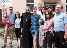 Bp Zadarko przybył na spotkanie z uchodźcami do pilskiej Caritas.