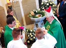 ▲	Bp Piotr Greger pobłogosławił kamienną chrzcielnicę w kościele św. Jakuba w Simoradzu.