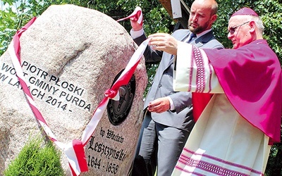 ▲	Odsłonięcia dokonali wójt Purdy Piotr Płoski wraz z abp. Józefem Górzyńskim.