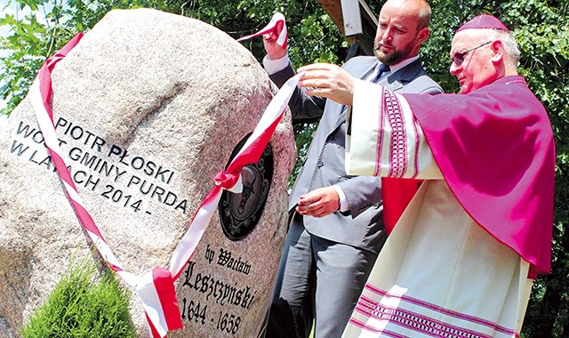 ▲	Odsłonięcia dokonali wójt Purdy Piotr Płoski wraz z abp. Józefem Górzyńskim.