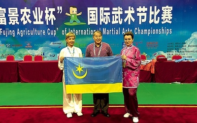▲	Renata Dąbrowska i Jadwiga Sochaj z Zhang Feng Junem podczas zawodów w chińskim Qingdao 
