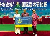 ▲	Renata Dąbrowska i Jadwiga Sochaj z Zhang Feng Junem podczas zawodów w chińskim Qingdao 