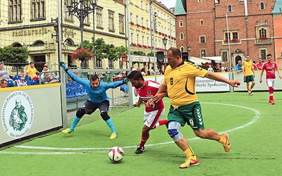 ▲	Piłka nożna uliczna różni się od tej tradycyjnej. Drużyny rywalizują w 4-osobowych składach na mniejszej powierzchni.