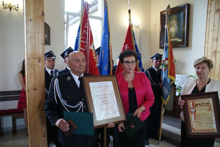Wiesława Krawczyk, wiceprzewodnicząca Sejmiku Województwa Mazowieckiego, wręczyła strażakom z Zawadek medal "Pro Masovia"