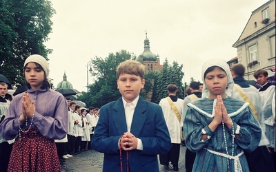 Trójka dzieci przebrane za swych rówieśników: Łucję, Hiacyntę i Franciszka zawsze towarzyszyły figurze Matki Bożej