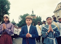 Trójka dzieci przebrane za swych rówieśników: Łucję, Hiacyntę i Franciszka zawsze towarzyszyły figurze Matki Bożej