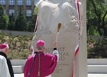 Abp Wikor Skworc błogosławi pomnik kard. Augusta Hlonda.