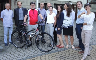 Bp Piotr Greger przy swoim rowerze, w towarzystwie uczestników szóstej wyprawy 'Rozkręć wiarę"