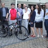 Bp Piotr Greger przy swoim rowerze, w towarzystwie uczestników szóstej wyprawy 'Rozkręć wiarę"