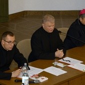 Diecezjalni koordynatorzy ŚDM z bp. Henrykiem Tomasikiem - ks. Mariusz Wilk (pierwszy z lewej) i ks. Marek Adamczyk