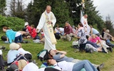 Ks. Jan Franc w czasie Ewangelizacji w Beskidach na Leskowcu w 2013 roku - ewangelizacyjna pobudka pielgrzymów