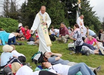 Ks. Jan Franc w czasie Ewangelizacji w Beskidach na Leskowcu w 2013 roku - ewangelizacyjna pobudka pielgrzymów