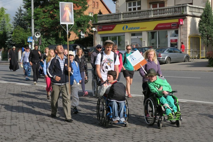 Grupa biało-brązowa 34. Gdańskiej Pieszej Pielgrzymki na Jasną Górę