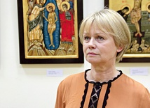 Bronisława Stotko podczas wernisażu wystawy swoich ikon.