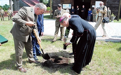 Pierwsze drzewko zasadził bp Tadeusz Lityński.