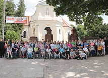 We wczasorekolekcjach wzięli udział chorzy  i niepełnosprawni,  którym towarzyszyli  księża  i wolontariusze.