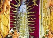 ▲	Figura w wielisławskim sanktuarium jest unikatowa ze względu na rzadkie przedstawienie Maryi z mieczem w sercu.