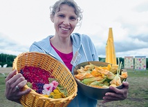 Małgorzata Kalemba-Drożdż na festiwalu w Dobrzycy przekonywała, że kwiaty także doskonale smakują.