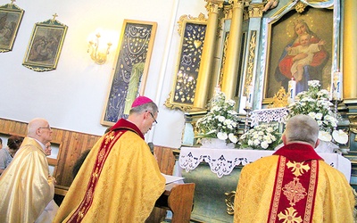 	Bp Stanisław Salaterski odczytał akt zawierzenia parafii Matce Bożej Pocieszenia. 
