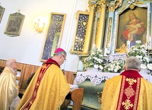 	Bp Stanisław Salaterski odczytał akt zawierzenia parafii Matce Bożej Pocieszenia. 