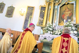 	Bp Stanisław Salaterski odczytał akt zawierzenia parafii Matce Bożej Pocieszenia. 