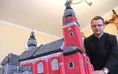 Miniatura kościoła w Radłowie złożona przez uczniów miejscowej szkoły z racji 1050. rocznicy chrztu Polski.