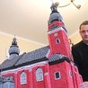 Miniatura kościoła w Radłowie złożona przez uczniów miejscowej szkoły z racji 1050. rocznicy chrztu Polski.