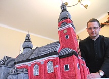 Miniatura kościoła w Radłowie złożona przez uczniów miejscowej szkoły z racji 1050. rocznicy chrztu Polski.