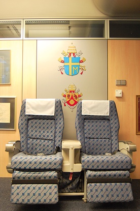  ►	Po zakończonych lotach, których pasażerami byli najpierw Jan Paweł II, a potem Benedykt XVI, ich fotele zostały wyjęte i można je zobaczyć w warszawskim biurowcu LOT.