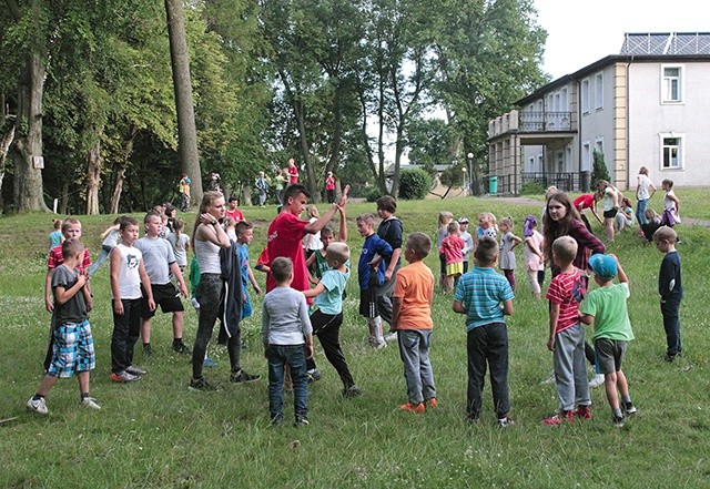 ▲	Organizatorzy dbają o rozwój fizyczny dzieci, organizując im zajęcia sportowe i zabawy na świeżym powietrzu.