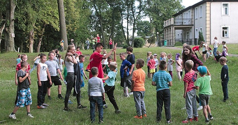 ▲	Organizatorzy dbają o rozwój fizyczny dzieci, organizując im zajęcia sportowe i zabawy na świeżym powietrzu.