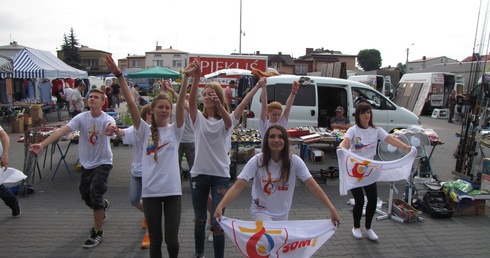 Flash mob promujący Światowe Dni Młodzieży w Przasnyszu