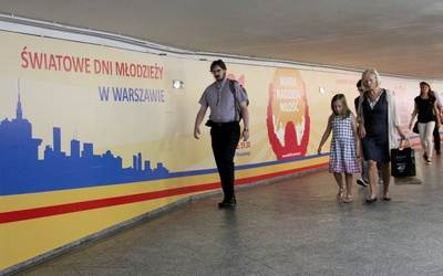 Billboard w przejściu podziemnym w Centrum Warszawy