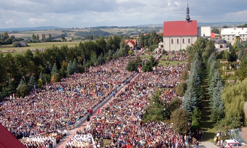 Plac wypełniony wiernymi w dniu koronacji Obrazu MB Bolesnej w Kałkowie-Godowie