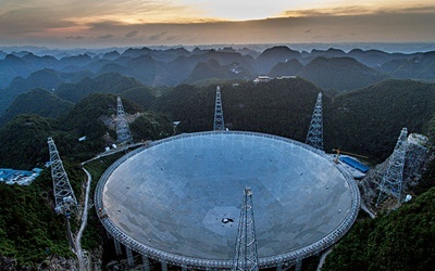 Nowo powstały radioteleskop FAST 
ma średnicę 500 m. 
Dla porównania – największy polski radioteleskop (w Piwnicach koło Torunia) – 32 m.