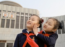 Główna bohaterka filmu, ośmioletnia Zin-Mi, należy do Koreańskiej Unii Dzieci. W filmie gra szczęśliwe dziecko, dla którego przyjęcie do organizacji jest najważniejszym dniem w życiu.