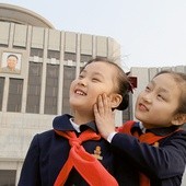 Główna bohaterka filmu, ośmioletnia Zin-Mi, należy do Koreańskiej Unii Dzieci. W filmie gra szczęśliwe dziecko, dla którego przyjęcie do organizacji jest najważniejszym dniem w życiu.