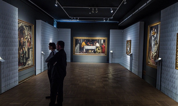 Wystawę w Muzeum Narodowym w Warszawie można oglądać do 28 sierpnia br. Pośrodku kadru widoczna „Wieczerza w Emaus” autorstwa Alessandra Bonvicina, zwanego Moretto.