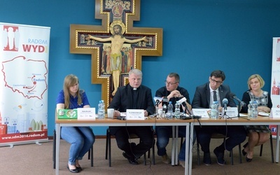 Podczas konferencji prasowej diecezjalni koordynatorzy ŚDM, a także Konrad Frysztak, wiceprezydent Radomia, i Ilona Jaroszek, dyrektor radomskiego skansenu, zapraszali na pierwszy etap - Dni w Diecezji