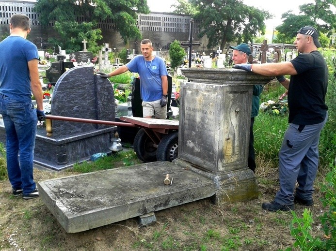 Mszczonowskie Stowarzyszenie Historyczne dba o stare groby