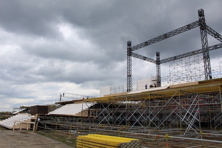 Budowa ołtarza na Campus Misericordiae